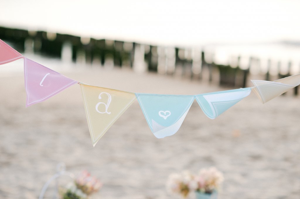 Photo Hochzeitsfähnchen wehen im Wind, am Strand